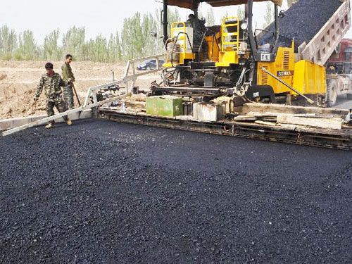 新疆喀什道路鋪設(shè)現(xiàn)場(chǎng)